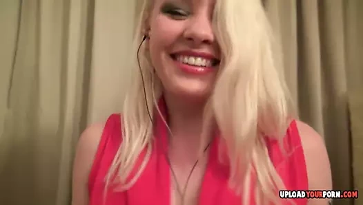 Şaşırtıcı sarışın kırmızı kıyafetini çıkardı