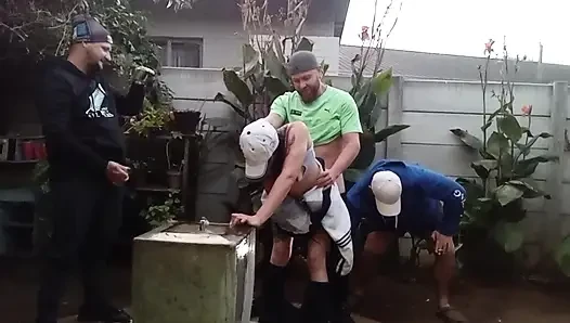 Adam izlerken bahçede dışarıda üçlü seks