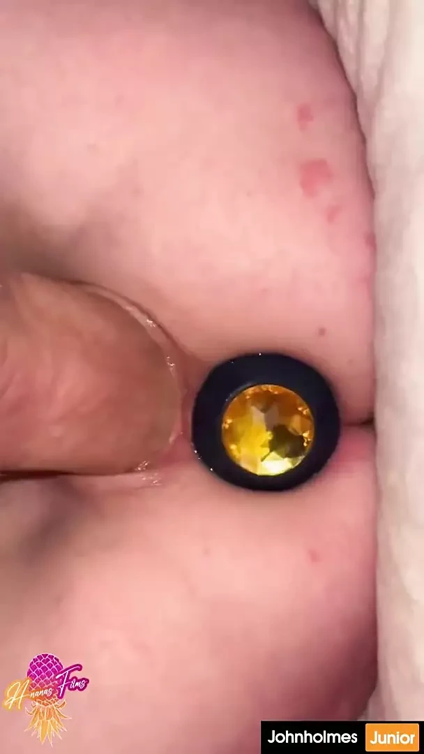Johnholmesjunior ananas filmlerini sikiyor yıldız Michaela McKenzie anal oyuncakla içeride ve kocası filme alıyor