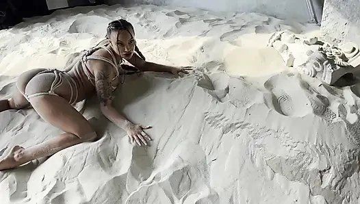 Monika Fox Shibari kum içinde