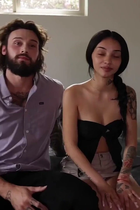 Asu kolejli sporcu genç latin orta yaşlı seksi kadınla sikişiyor
