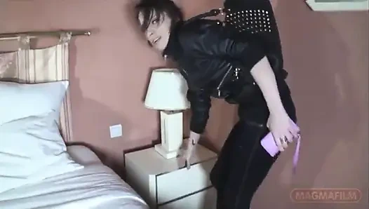 Azgın görünüm ve keskin vücut her türlü dağınıklığa hazır