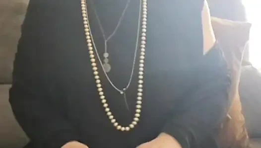 Seksi bir üvey anne vajinasını ve büyük götünü okşuyor