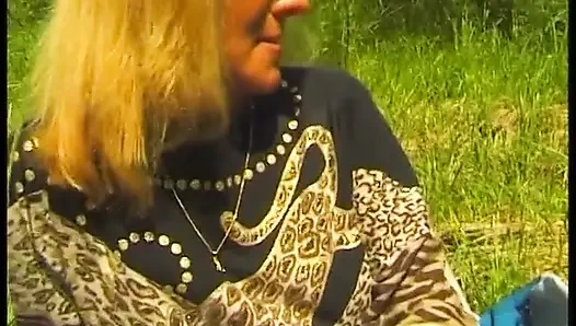 Kıllı sarışın olgun açık havada güzel vakit geçiriyor