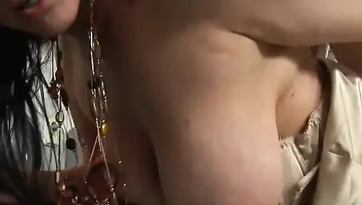 Azgın adam mutfakta koyu saçlı genç erkek avcısına sikişiyor