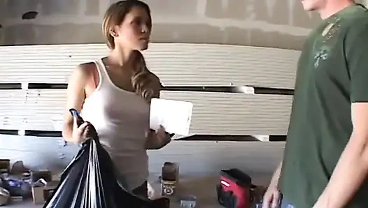 Büyük yarak için büyük tutkusu olan edepsiz genç kız!!