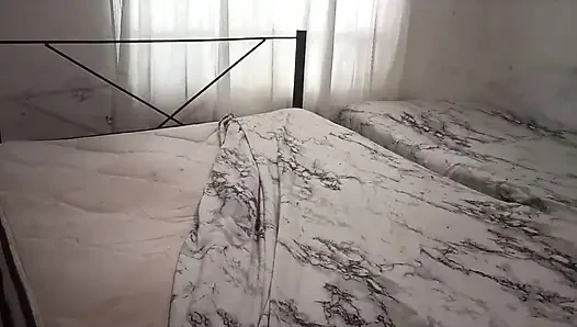 Seksi üvey anne yatak odasını tangayla temiziyor ve üvey oğlu için kendini filme alıyor
