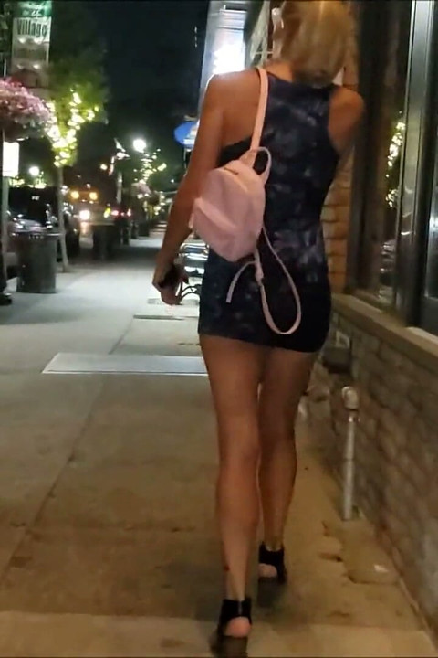 Sokak orta yaşlı seksi kadın külotsuz