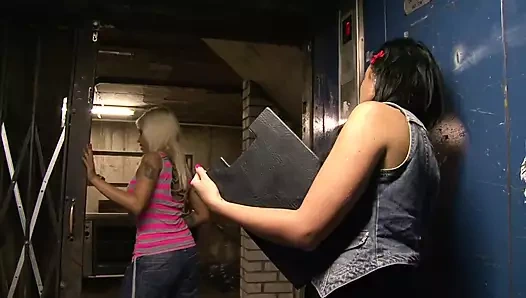 Lezbiyen piliçler Scarlett March ve Lexi Wardh çift dildo ile (videoda müzikten başka ses yok)