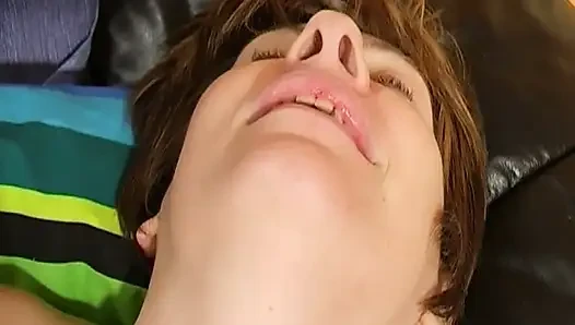 Azgın olgun esmer kanepede parmaklanıyor ve sert sikiliyor