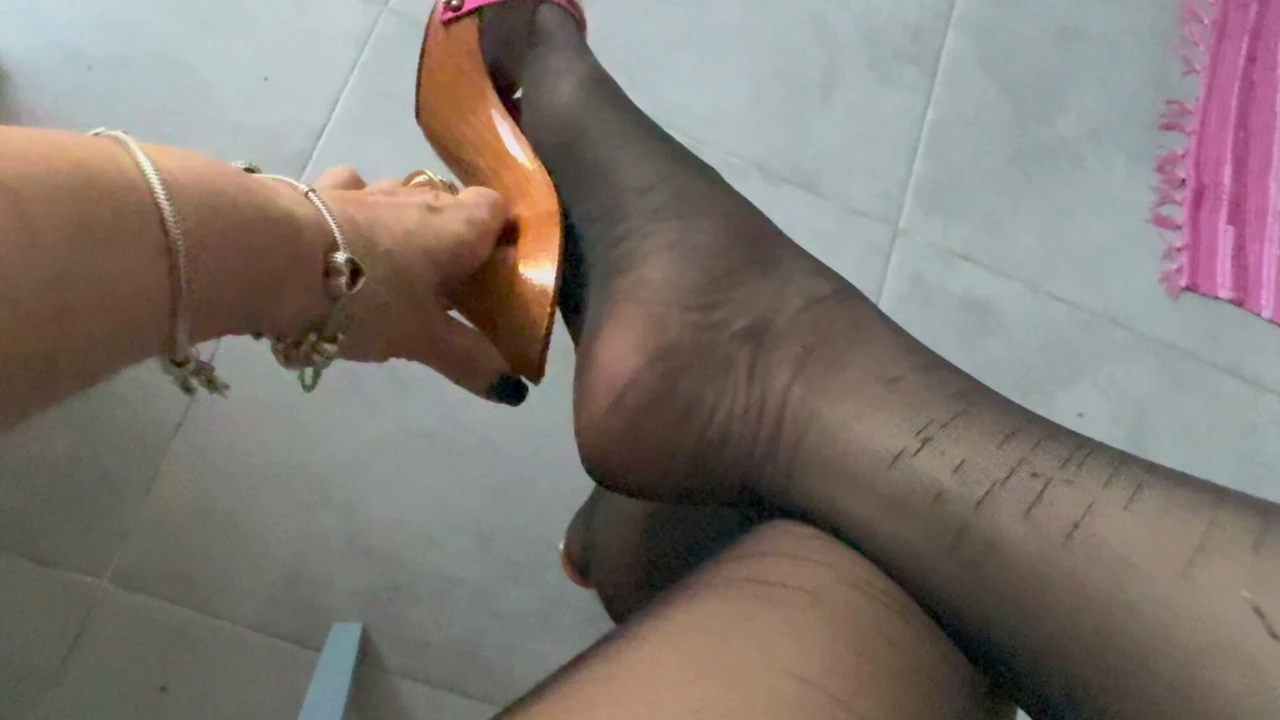 Ayakkabı oyunu ve sallandırma, seksi bacaklar Empress Bella Sadic
