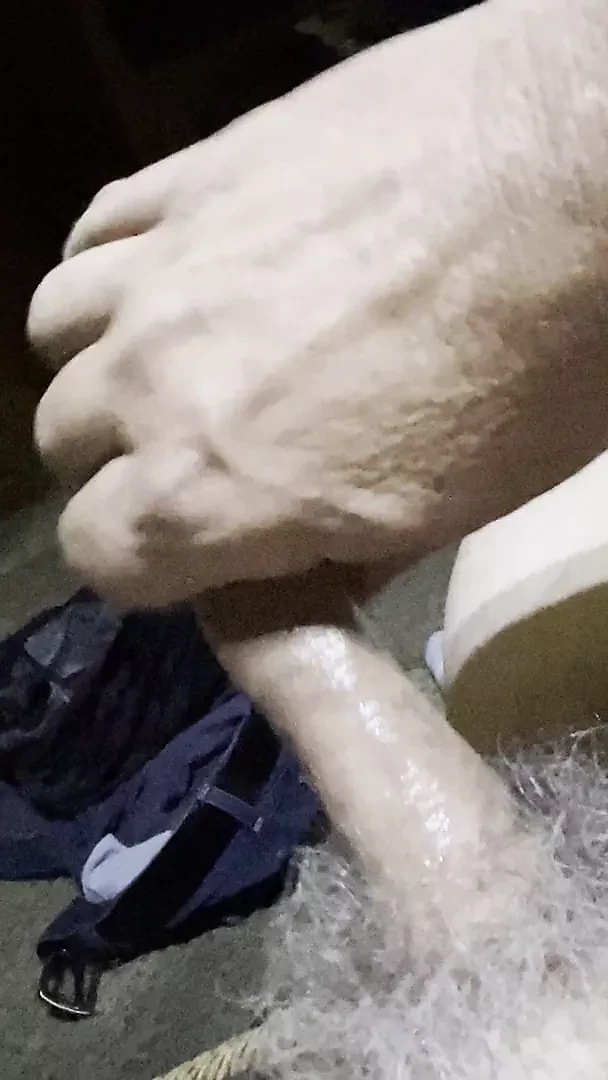 Соло дрочит