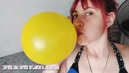 Tombul yanaklarla balon şişirme seansı!