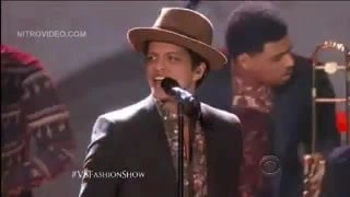 Melekler iç çamaşırı gösterisine karşı