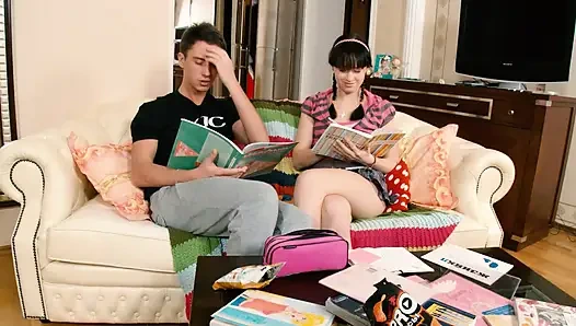 Küçük memeli esmer 18 kızı sikiyor