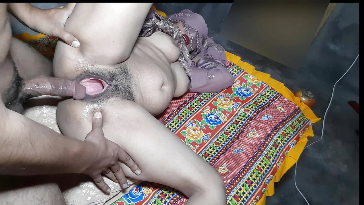 Ateşli orta yaşlı seksi üvey teyze baştan çıkarılıyor ve sert sikiliyor, desi chudai