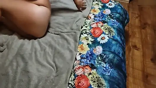 En azından genç üvey kız kardeşimin amına boşalıyorum