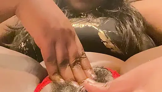 Zengin zenci yalnız ev hanımı
