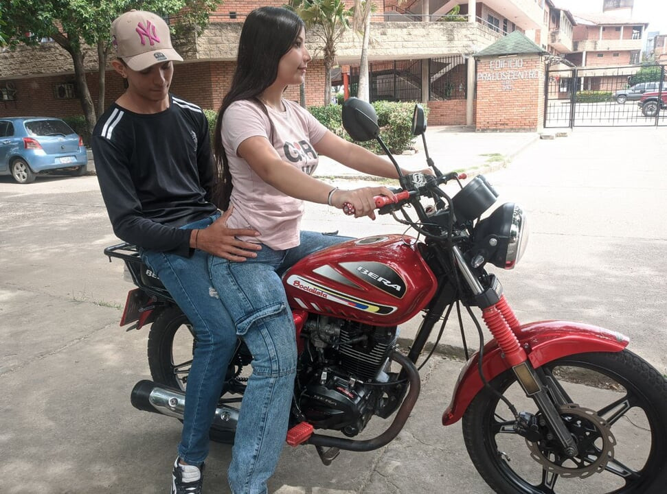 Komşuma motosiklete binmeyi öğretiyordum, ama azgın kız bacaklarıma oturdu ve beni açtı, çok iyiydi.
