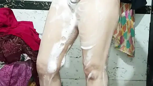 Priya bhabi ateşli vücut gösterisi