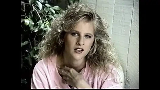 Güzel genç azgın kız sikilmeden önce amını yalamayı tatmin ediyor