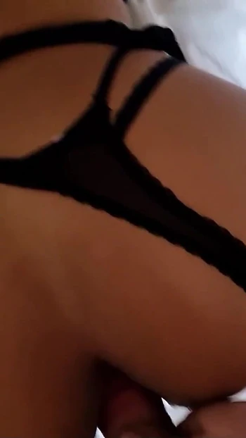 Волнующий момент из "Немецкая тинка хочет забеременеть и позволить мужику по соседству кончить в ее киску"