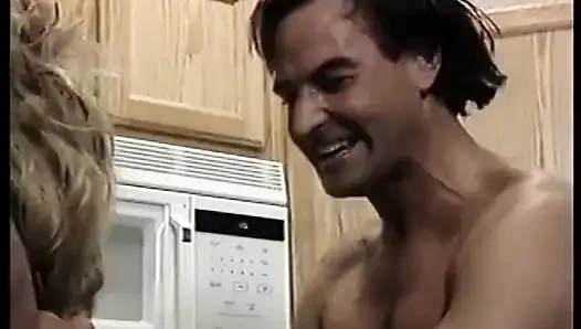 1on1'deki klasik orta yaşlı seksi kadınların derlemesi ve vücutlarının her yerine birçok boşalma ile üçlü seks eylemleri