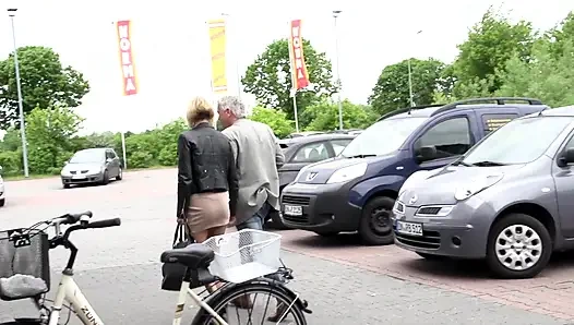 Dövmeli büyük götlü sarışın sikicisiyle sert sikişmeyi seviyor