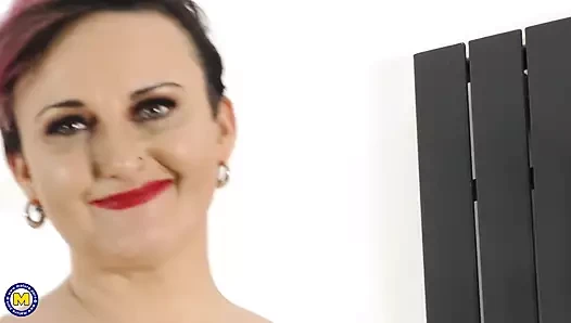 Olgun ev hanımı temizlik yaptıktan sonra amını sikiyor