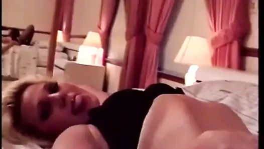 Genç sarışın bisikletçi sürtük Kendall sıkı amcığını sert uzun saçlı adamla sikiyor