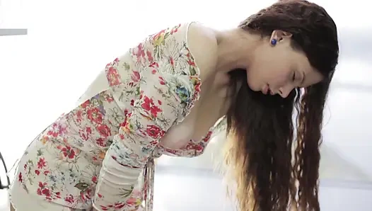 Ateşli kız, tek başına, dildoyu amına sokuyor ve mastürbasyon yapıyor