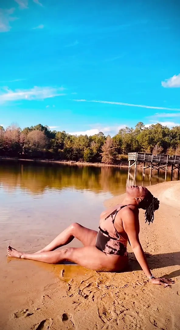 ZENCI GENÇ ERKEK AVCıSı MAYOYLA PLAJDA TWERK YAPıYOR