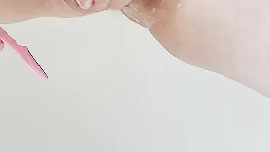 Amcığı tıraş ediyor