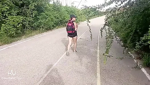 Sapık bana herkesin içinde penisini gösteriyor ve terk edilmiş bir binada denemeye karşı koyamadım