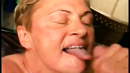 Şişman yaşlı bir büyükanne diz çöker ve sert bir horoz hizmet eder