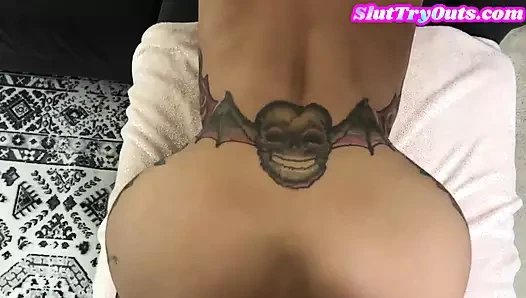 Siyah çoraplı dövmeli amatör sürtük orta yaşlı seksi kadın bakış açısıyla sikiliyor