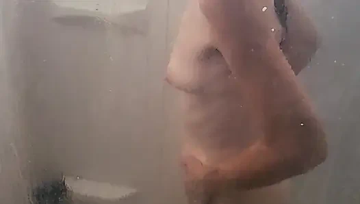 Ateşli, seksi, olgun goode kız duşta vücudunu sabunlıyor ve amını parmaklıyor