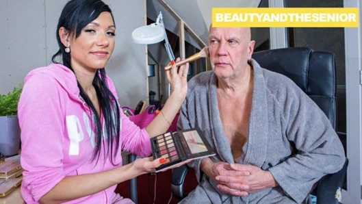 65 yaşındaki vatandaş çekici makyaj sanatçısı