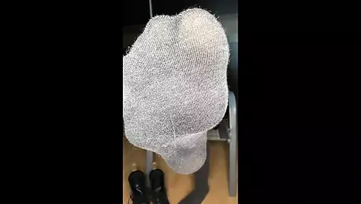 Dev sahibeniz külotlu çorap tabanlarını gösteriyor, tadını çıkarın