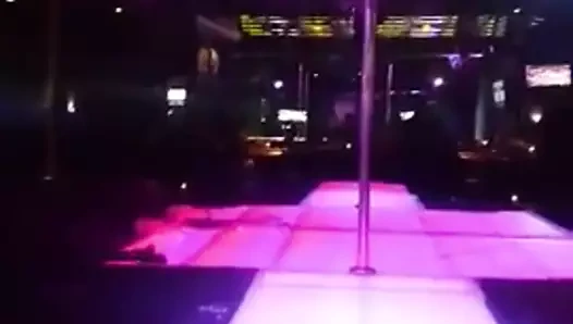 Dollhouse atlanta sarışın striptizci