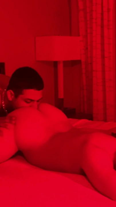 Büyük Yarak Sert Anal Twink Seksi Adam Ham Kırmızı Işıkta Sikişiyor