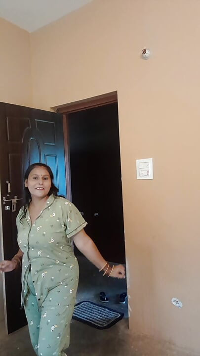 Puja bebek yerde dans ediyor