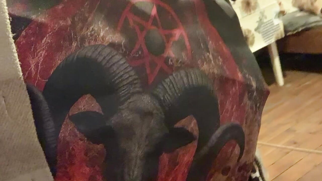 Baphomet sürtük göğüslerini gösteriyor