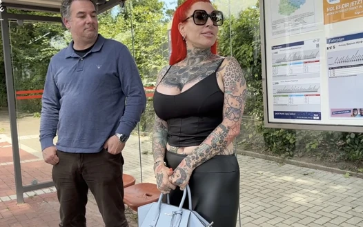 Otobüs durağında bir yabancı tarafından sürüklenip sert seks yaptım!