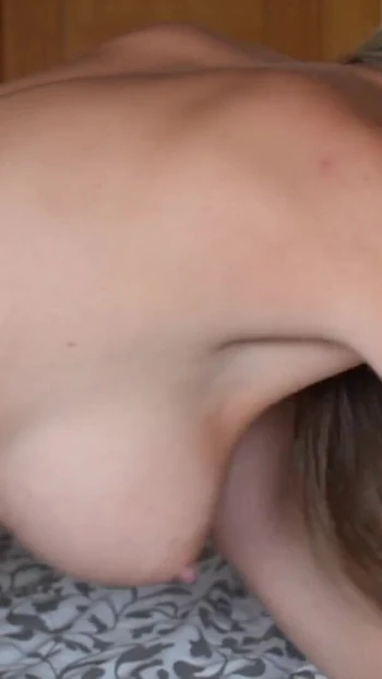 Падающий от челюсти момент из "Жена использует игрушку в любительском видео, пока она не кончит, а затем муж трахает ее раком (фото в"