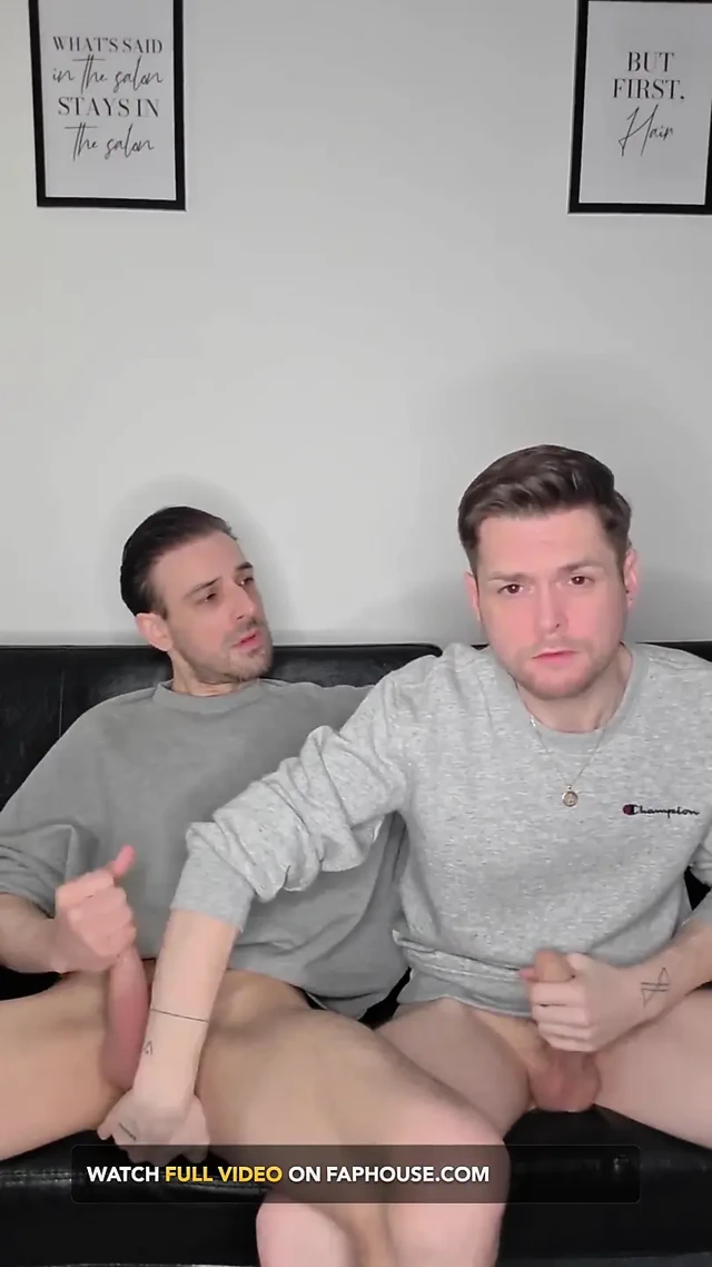 Asılı sünnetsiz brotosh delikanlılar yan yana mastürbasyon yapıyor