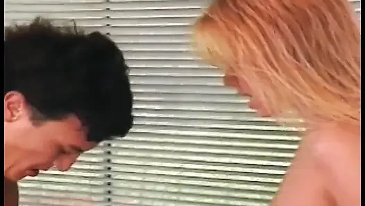 Jenna Jameson sakso çekerken adamın yüzüne biniyor