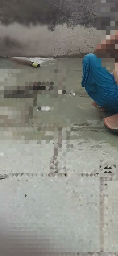 Stepaunt'un kız üvey kız kardeşi köyde açıkta banyo yaparken görülüyor bölüm 3 | Klip 1