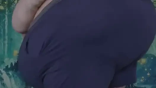 Ss iri güzel kadın duş sonrası vücudunu giyindiriyor