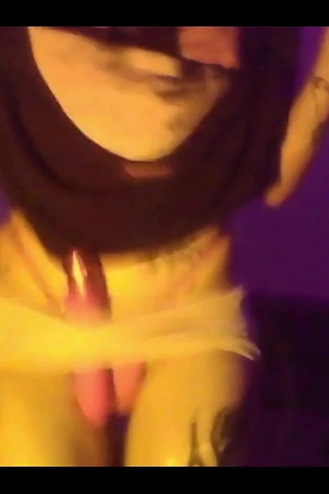 Striptiz ateşli kız dildo akışıyla oynuyor